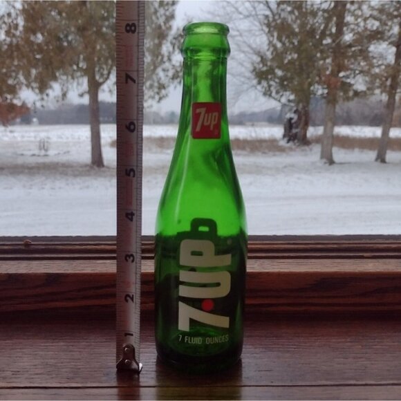 Vintage 7 Up Green Glass Soda Pop Bottle Red Dot 7 FL Oz Empty - Picture 6 of 6